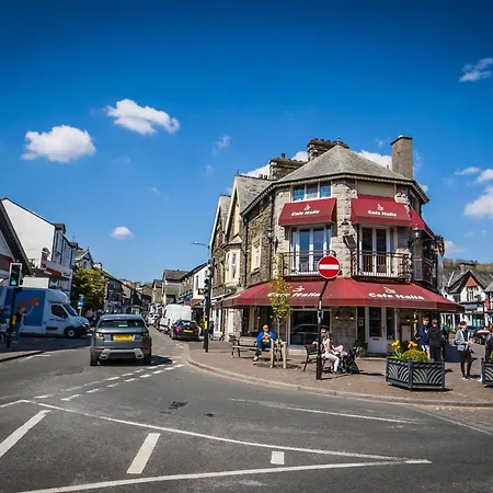 Central Windermere, Victorian Cottage, Family Friendly With Parking And A Wood Burner بيت للعطل *