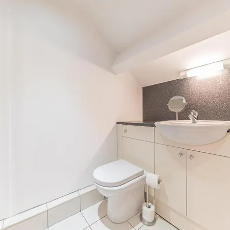 Central Windermere, Victorian Cottage, Family Friendly With Parking And A Wood Burner بيت للعطل *