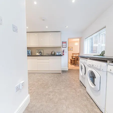 Central Windermere, Victorian Cottage, Family Friendly With Parking And A Wood Burner * ويندرمير