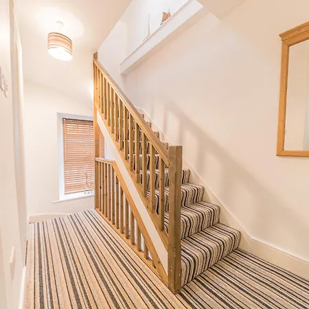 بيت للعطل Central Windermere, Victorian Cottage, Family Friendly With Parking And A Wood Burner ويندرمير