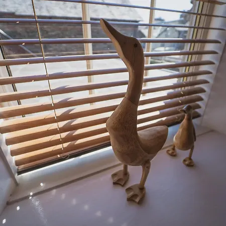 Central Windermere, Victorian Cottage, Family Friendly With Parking And A Wood Burner بيت للعطل *
