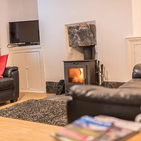 Central Windermere, Victorian Cottage, Family Friendly With Parking And A Wood Burner بيت للعطل *