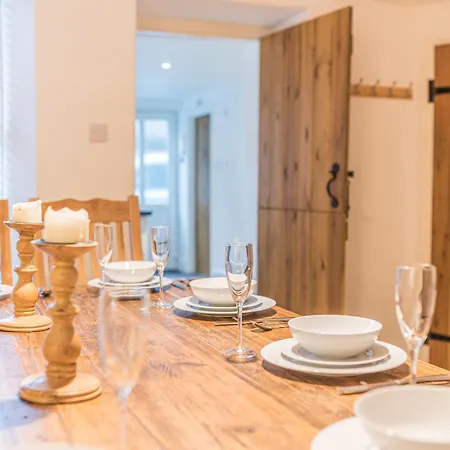 Central Windermere, Victorian Cottage, Family Friendly With Parking And A Wood Burner *