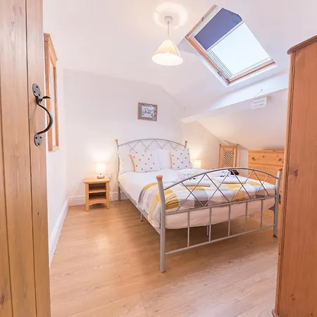 Central Windermere, Victorian Cottage, Family Friendly With Parking And A Wood Burner * Windermere